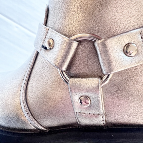 Gap New Moto Biker Boots in Silver
NWT - Picture 6 of 9